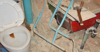 Профессиональный демонтаж перегородки ванной и туалета в Нефтекамске - от 566 рублей